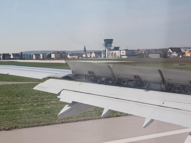 hans-airport-1117836_640